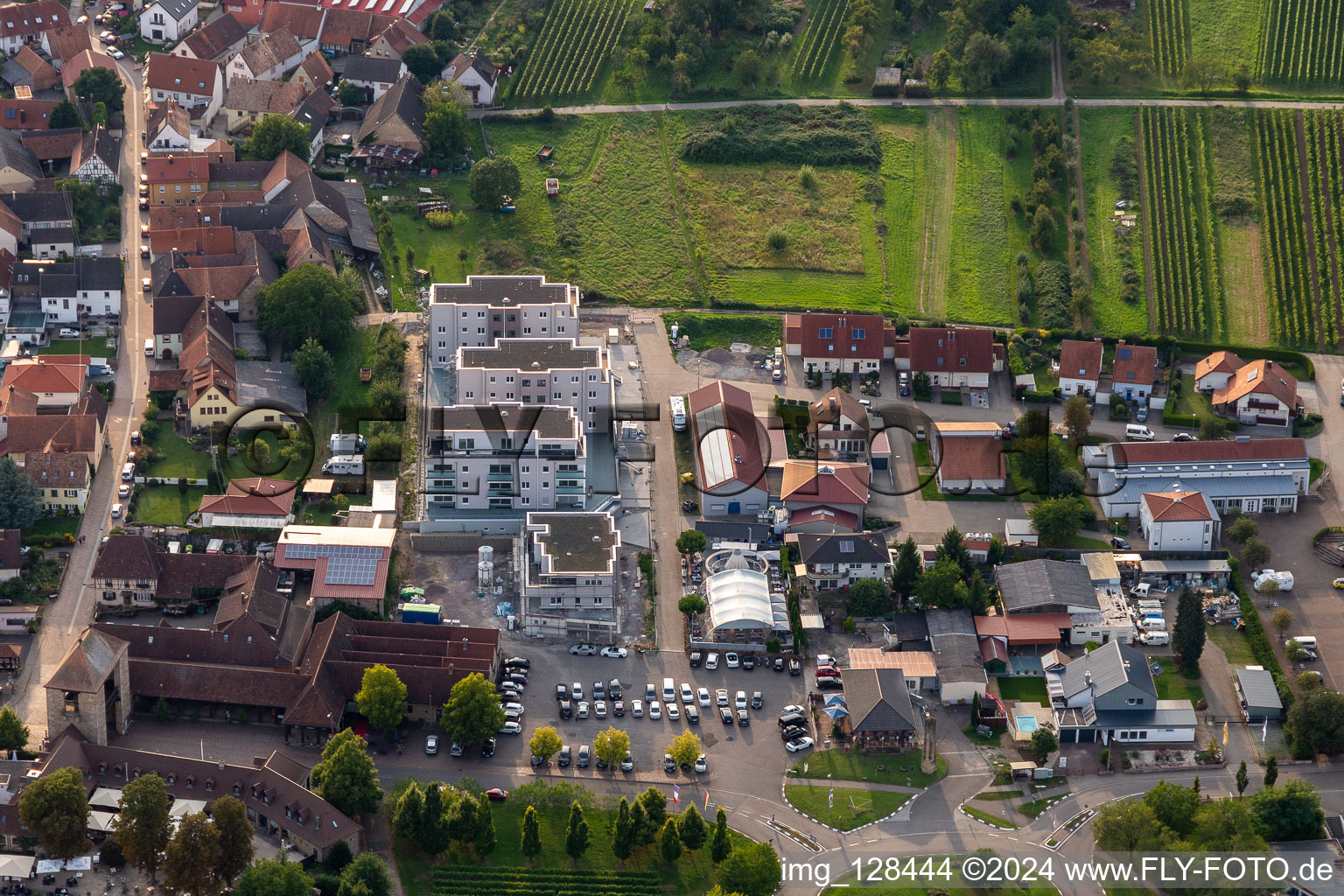 Vue oblique de Nouveaux bâtiments sur Silvanerstr à le quartier Schweigen in Schweigen-Rechtenbach dans le département Rhénanie-Palatinat, Allemagne