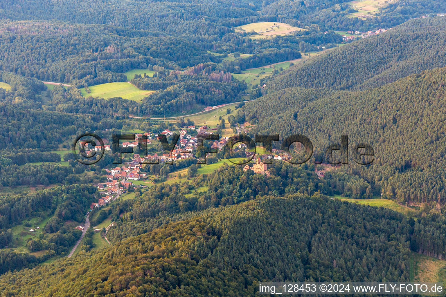 Vue oblique de Château de Berwartstein à Erlenbach bei Dahn dans le département Rhénanie-Palatinat, Allemagne