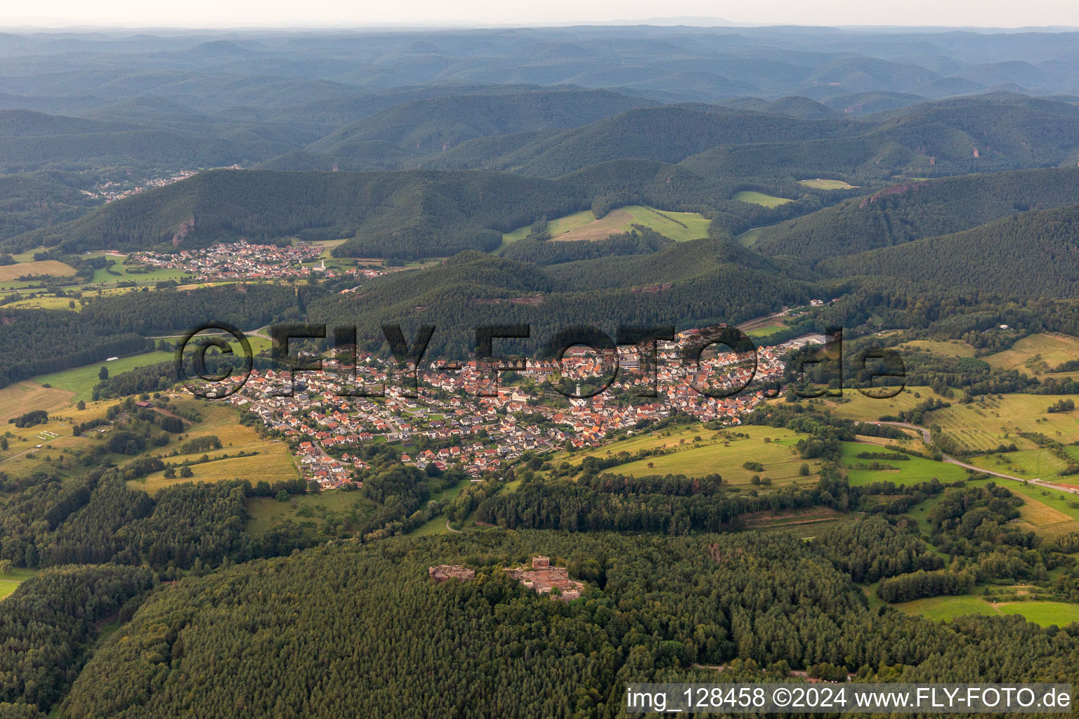 Vue aérienne de Château de Drachenfels il y a Busenberg à Busenberg dans le département Rhénanie-Palatinat, Allemagne