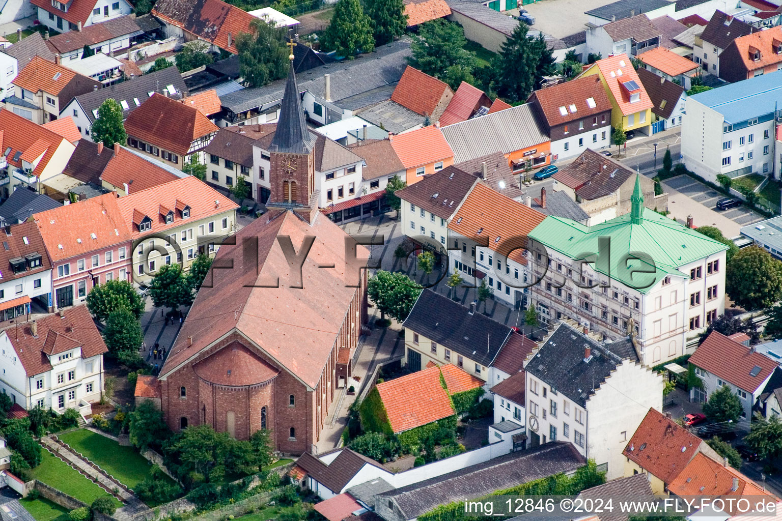 Vue aérienne de Église Saint-Jodokus au centre du village à le quartier Wiesental in Waghäusel dans le département Bade-Wurtemberg, Allemagne