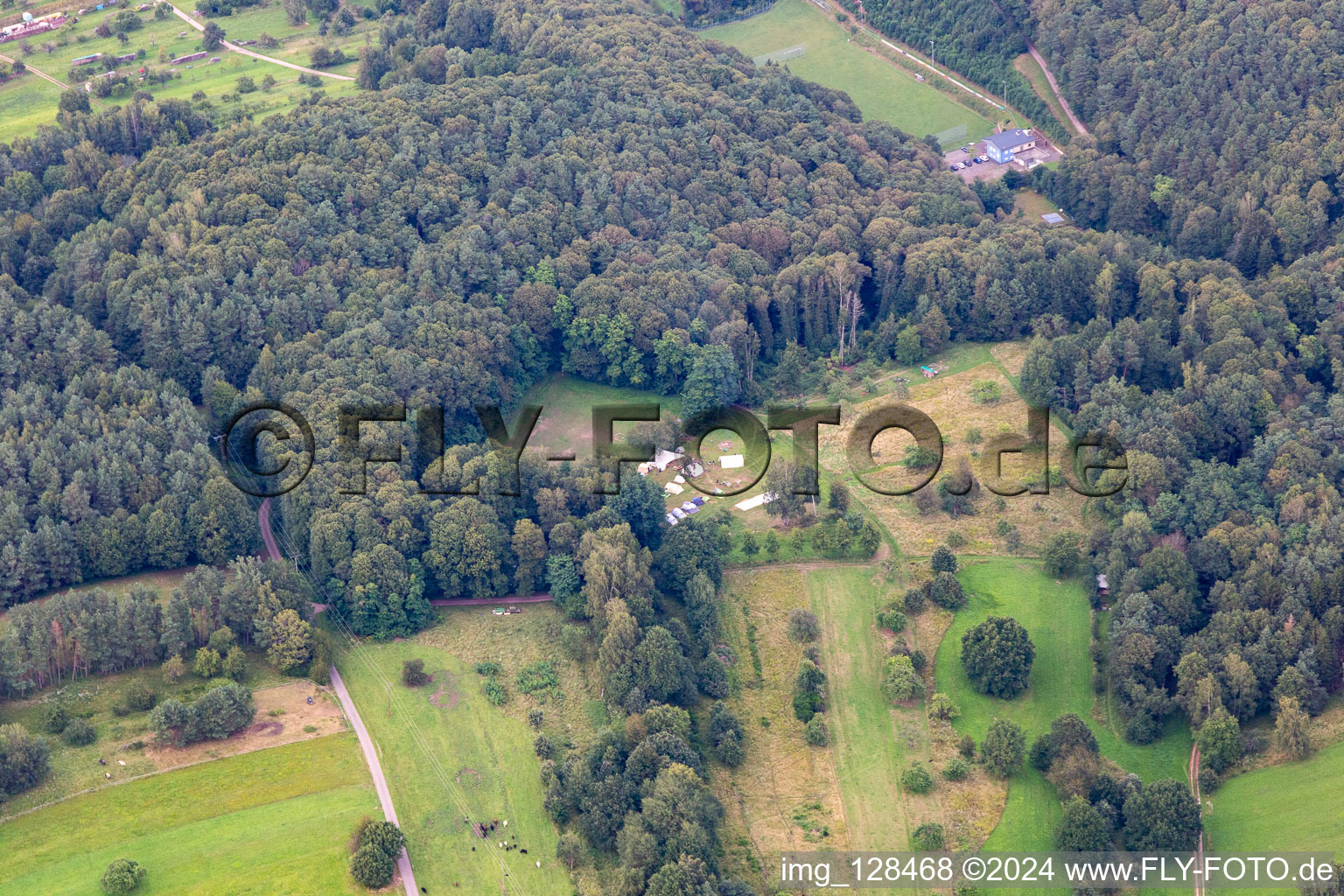 Vue aérienne de Camp de tentes à la cabane-grill d'Altenberg à Wernersberg dans le département Rhénanie-Palatinat, Allemagne