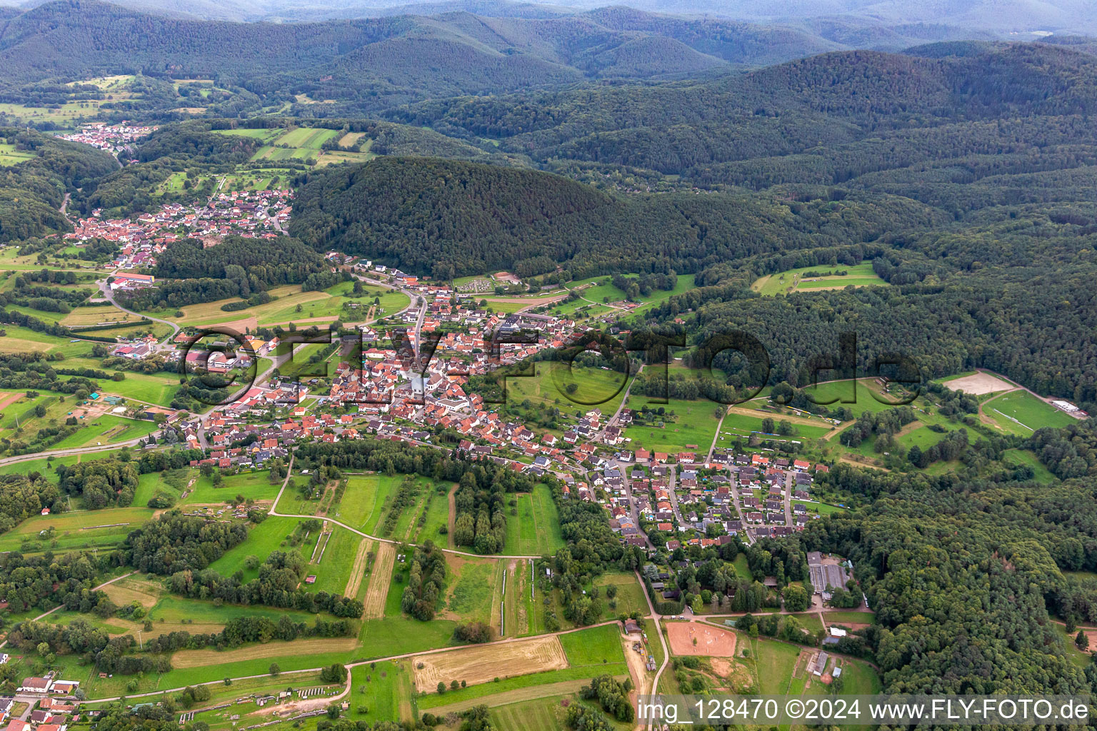 Vue aérienne de Du nord-ouest à le quartier Gossersweiler in Gossersweiler-Stein dans le département Rhénanie-Palatinat, Allemagne