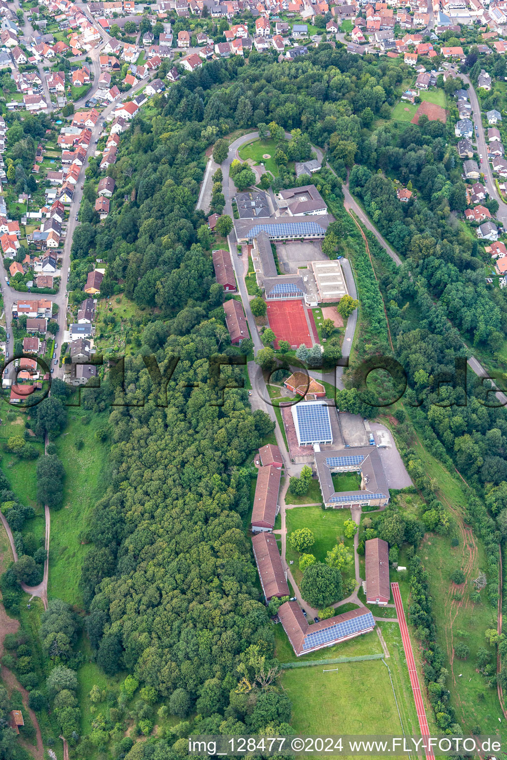 Vue aérienne de Bâtiment scolaire et terrain de sport du gymnase protestant Trifels à Annweiler am Trifels dans le département Rhénanie-Palatinat, Allemagne