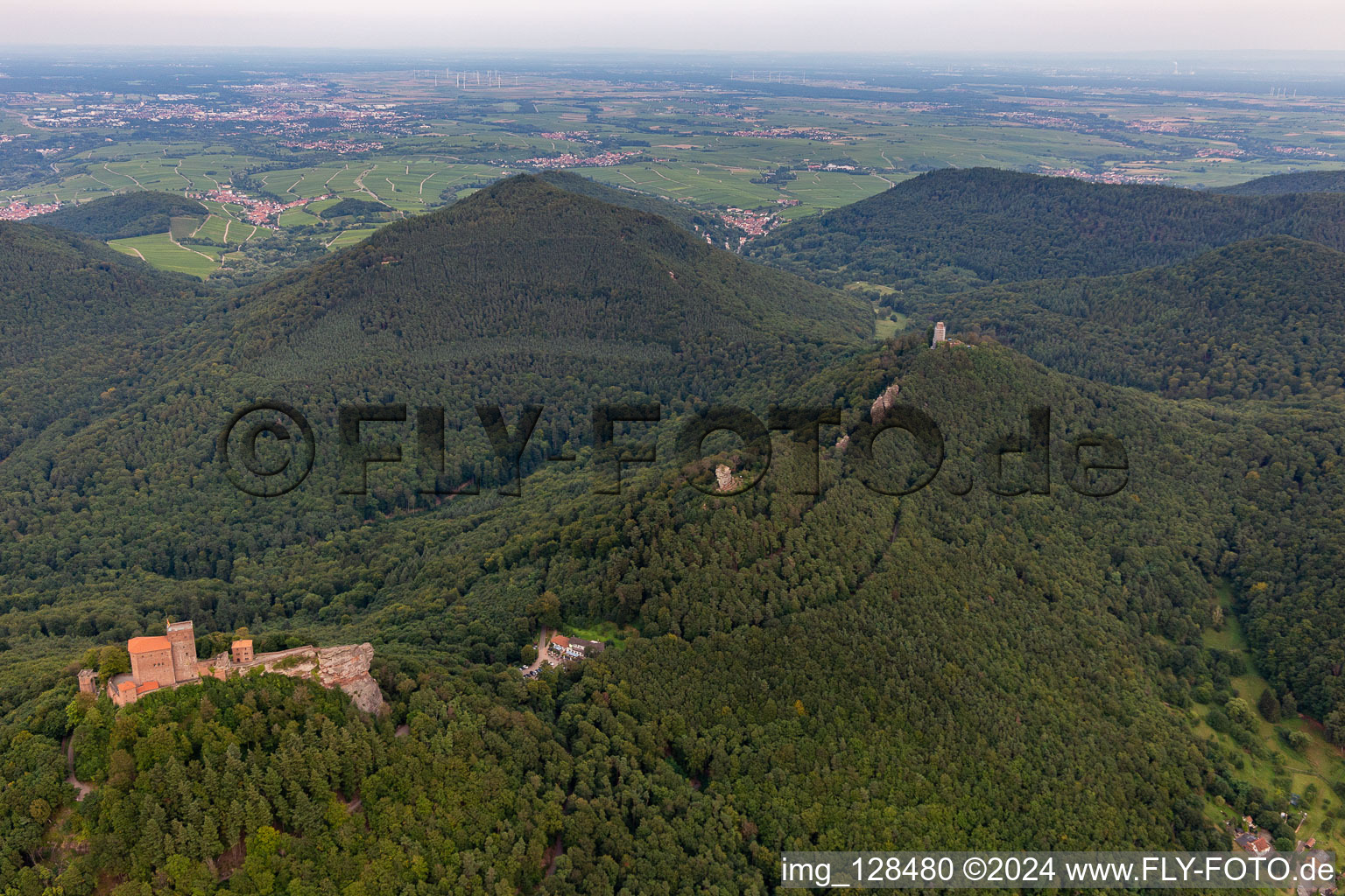 Photographie aérienne de Les 3 châteaux Trifels, Anebos et Münz à le quartier Bindersbach in Annweiler am Trifels dans le département Rhénanie-Palatinat, Allemagne