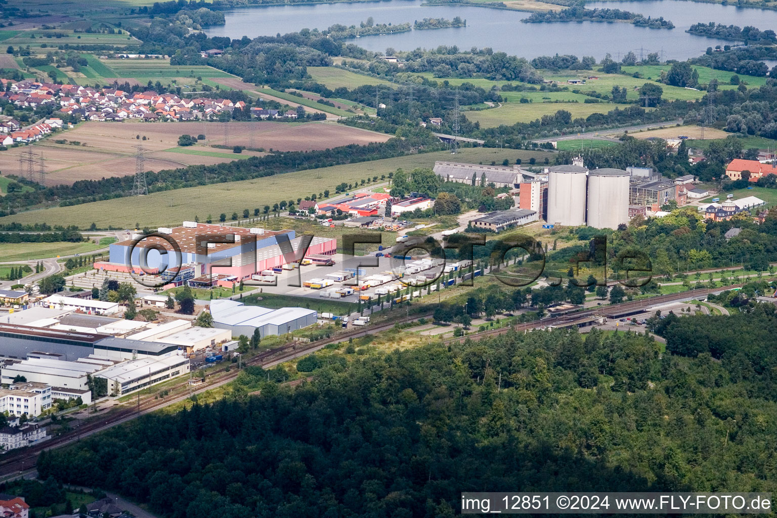 Vue aérienne de Dm-Drogeriemarkt GmbH à le quartier Oberhausen in Oberhausen-Rheinhausen dans le département Bade-Wurtemberg, Allemagne