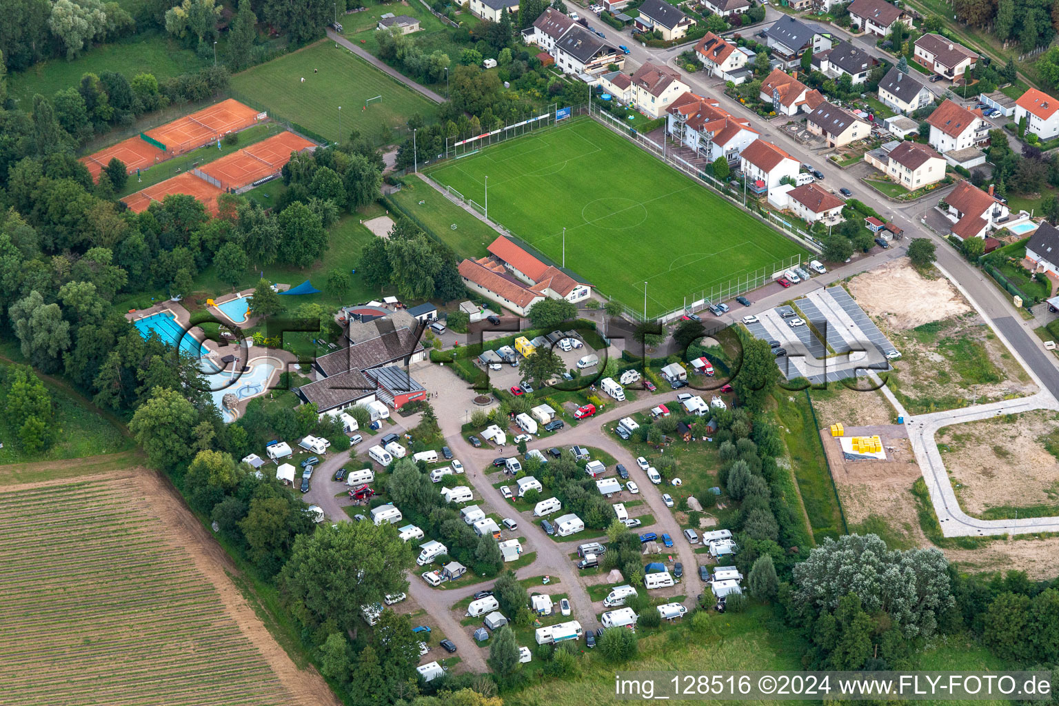 Vue aérienne de Camping Klingbachtal avec caravanes et tentes et piscine extérieure à Billigheim-Ingenheim à le quartier Klingen in Heuchelheim-Klingen dans le département Rhénanie-Palatinat, Allemagne