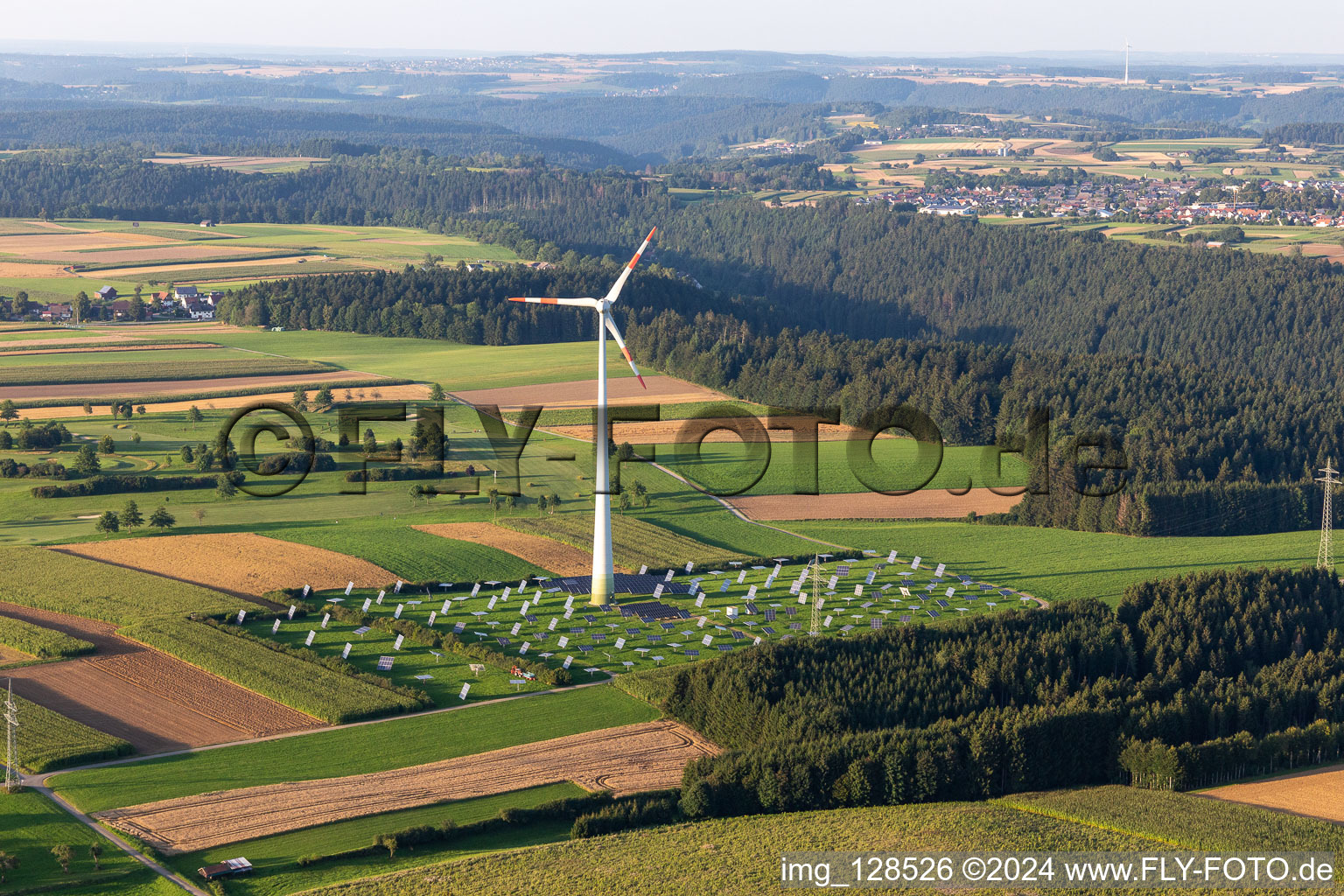 Vue aérienne de Éolienne (WEA) - éolienne - sur un champ de système solaire photovoltaïque à côté d'une ligne à haute tension à le quartier Römlinsdorf in Alpirsbach dans le département Bade-Wurtemberg, Allemagne