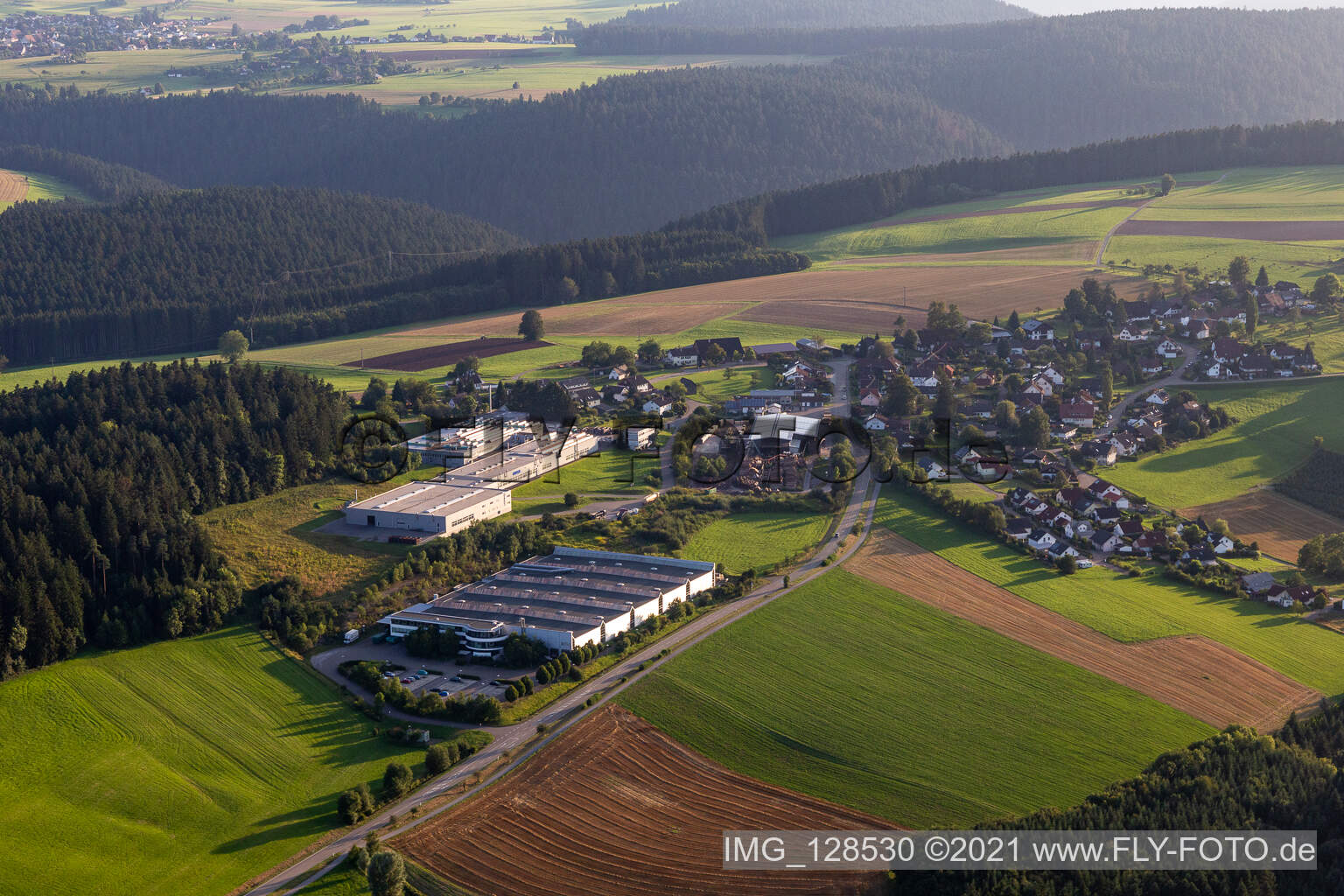 Vue aérienne de Locaux de la société AIT Metall Processing GmbH & Co. KG avec halls, bâtiments d'entreprise et installations de production à Alpirsbach dans le département Bade-Wurtemberg, Allemagne