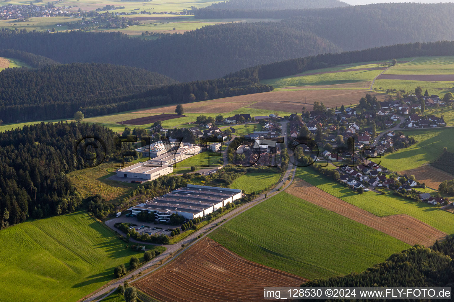 Vue aérienne de Locaux de la société AIT Metall Processing GmbH & Co. KG avec halls, bâtiments d'entreprise et installations de production à le quartier Peterzell in Alpirsbach dans le département Bade-Wurtemberg, Allemagne