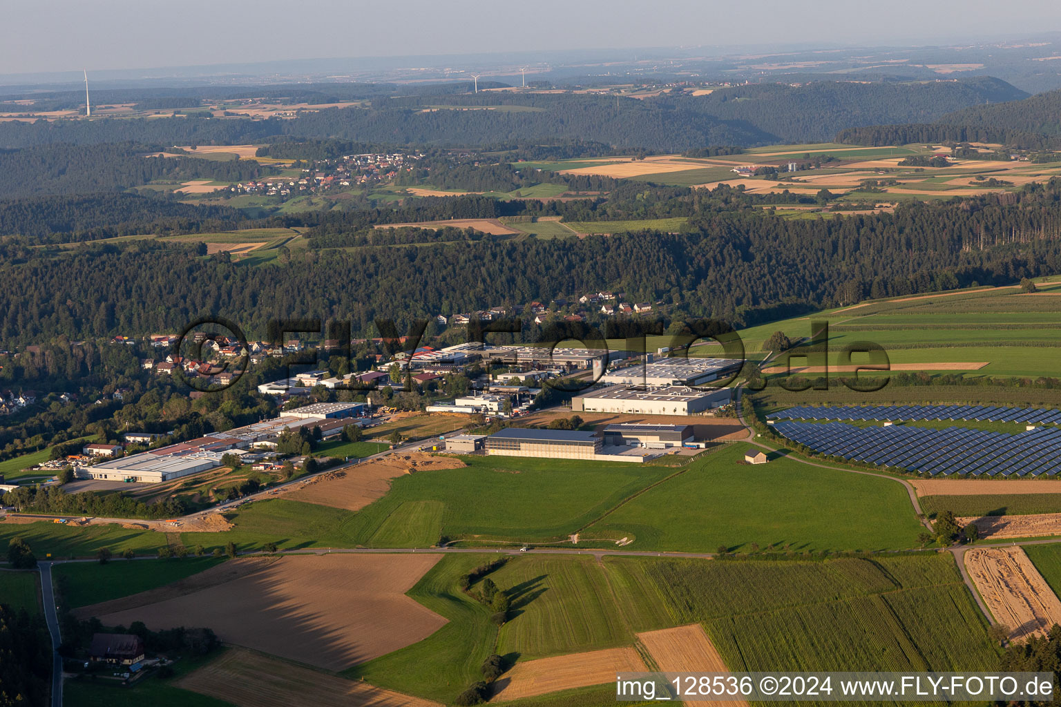 Vue aérienne de Zone industrielle et commerciale le long de la Hummelbühlstrasse à Betzweiler à Loßburg dans le département Bade-Wurtemberg, Allemagne