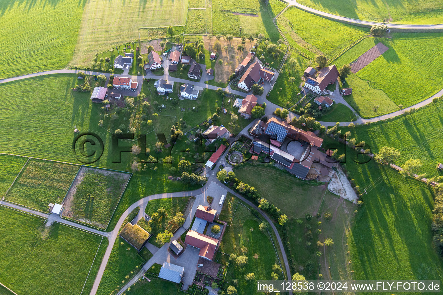 Vue aérienne de Vingt-quatre mètres à le quartier Äußerer Vogelsberg in Loßburg dans le département Bade-Wurtemberg, Allemagne