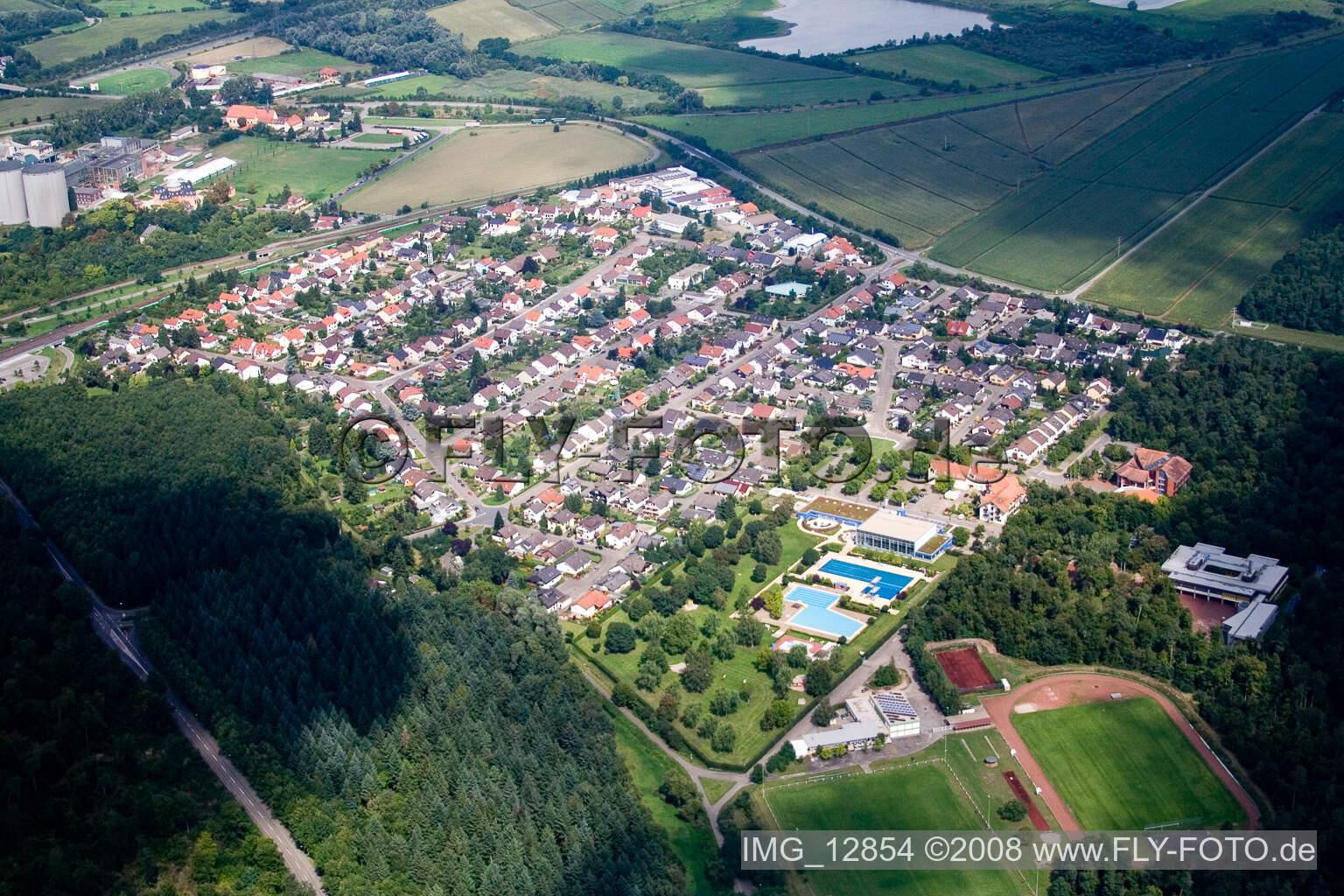 Waghäusel dans le département Bade-Wurtemberg, Allemagne vu d'un drone