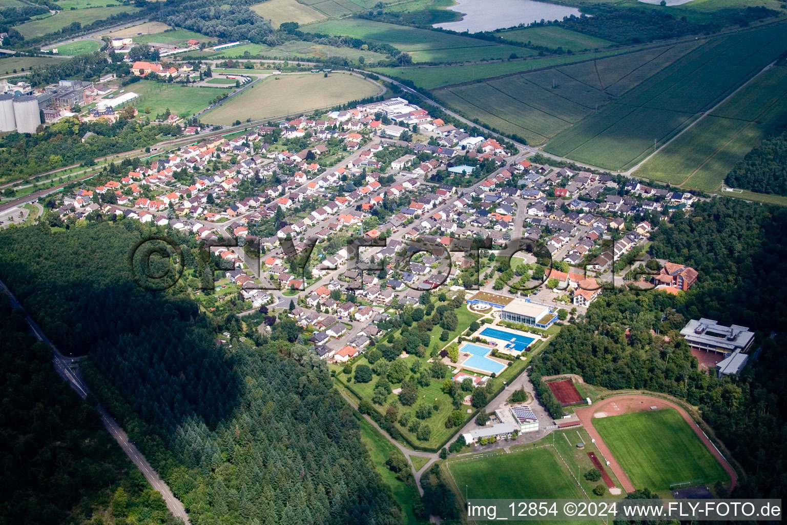 Waghäusel dans le département Bade-Wurtemberg, Allemagne vu d'un drone