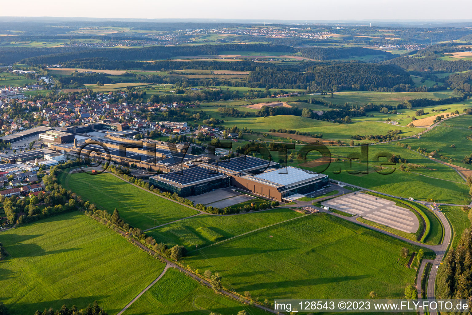 Vue aérienne de Sites de production de la société ARBURG GmbH + Co KG à Loßburg dans le département Bade-Wurtemberg, Allemagne