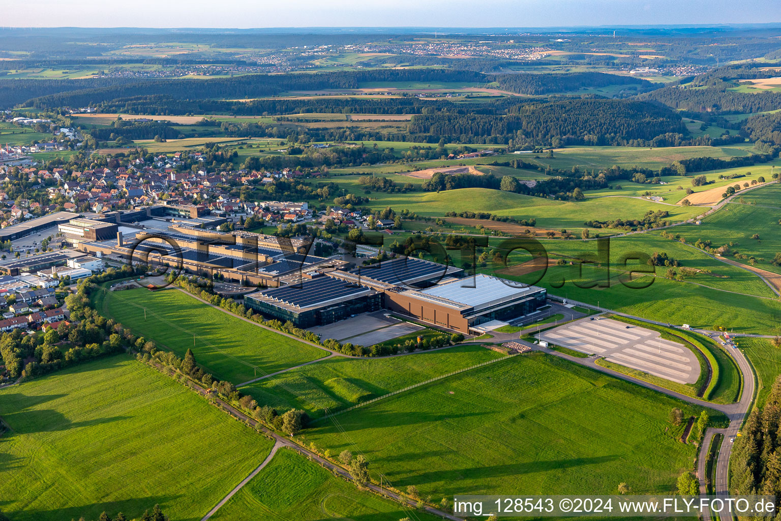 Vue aérienne de Sites de production de la société ARBURG GmbH + Co KG à Loßburg dans le département Bade-Wurtemberg, Allemagne