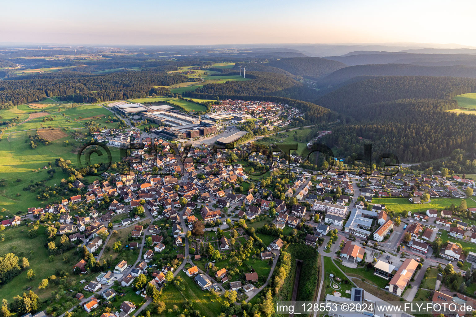 Vue aérienne de Zone urbaine avec périphérie et centre-ville en Forêt-Noire à Loßburg dans le département Bade-Wurtemberg, Allemagne