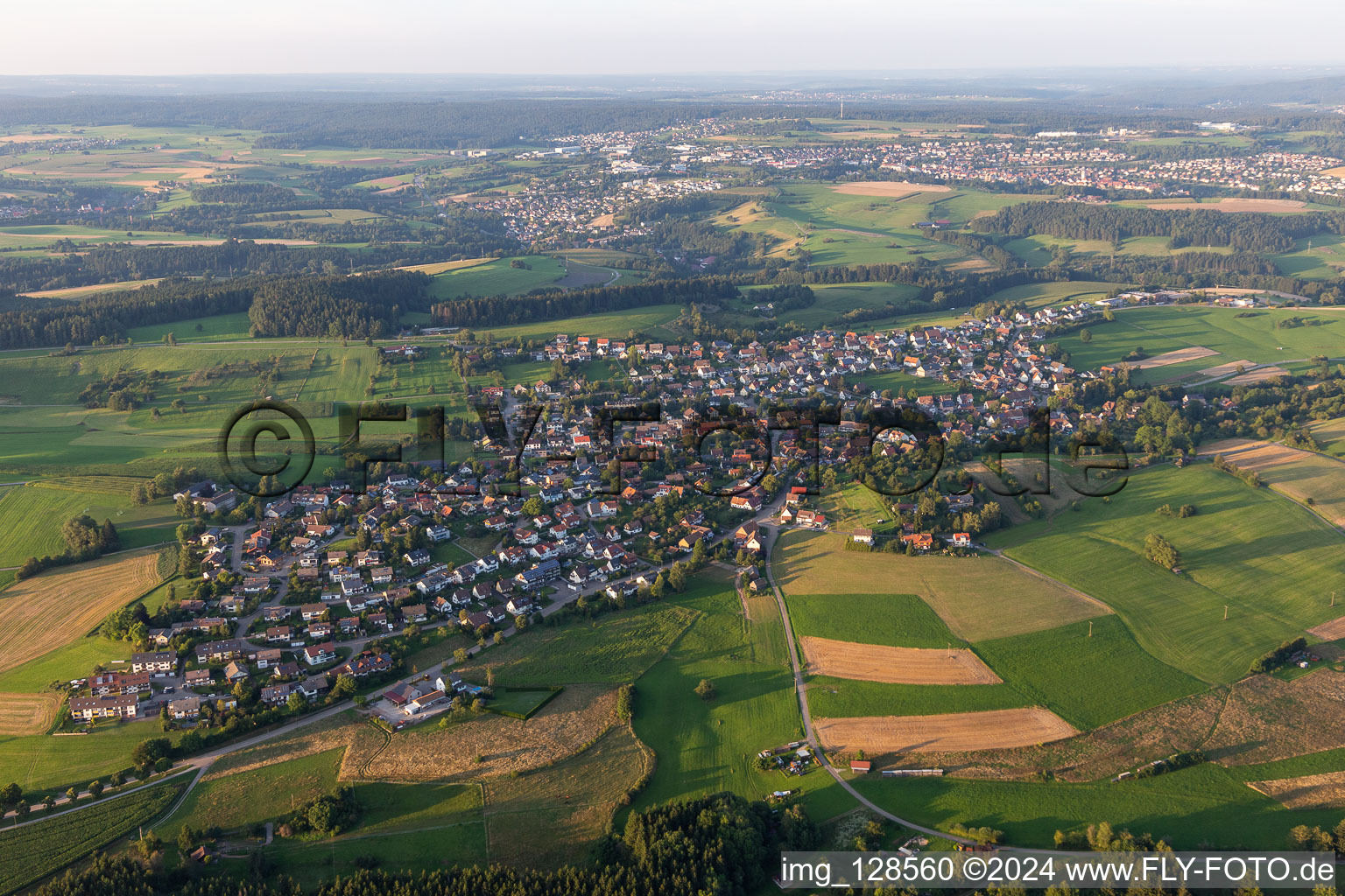 Vue aérienne de Vue de la commune en bordure des champs et zones agricoles en Dietersweiler à le quartier Dietersweiler in Freudenstadt dans le département Bade-Wurtemberg, Allemagne