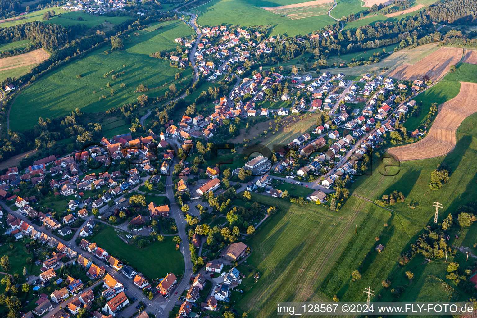 Vue aérienne de Vue de la commune en bordure des champs et zones agricoles en Wittlensweiler à le quartier Wittlensweiler in Freudenstadt dans le département Bade-Wurtemberg, Allemagne