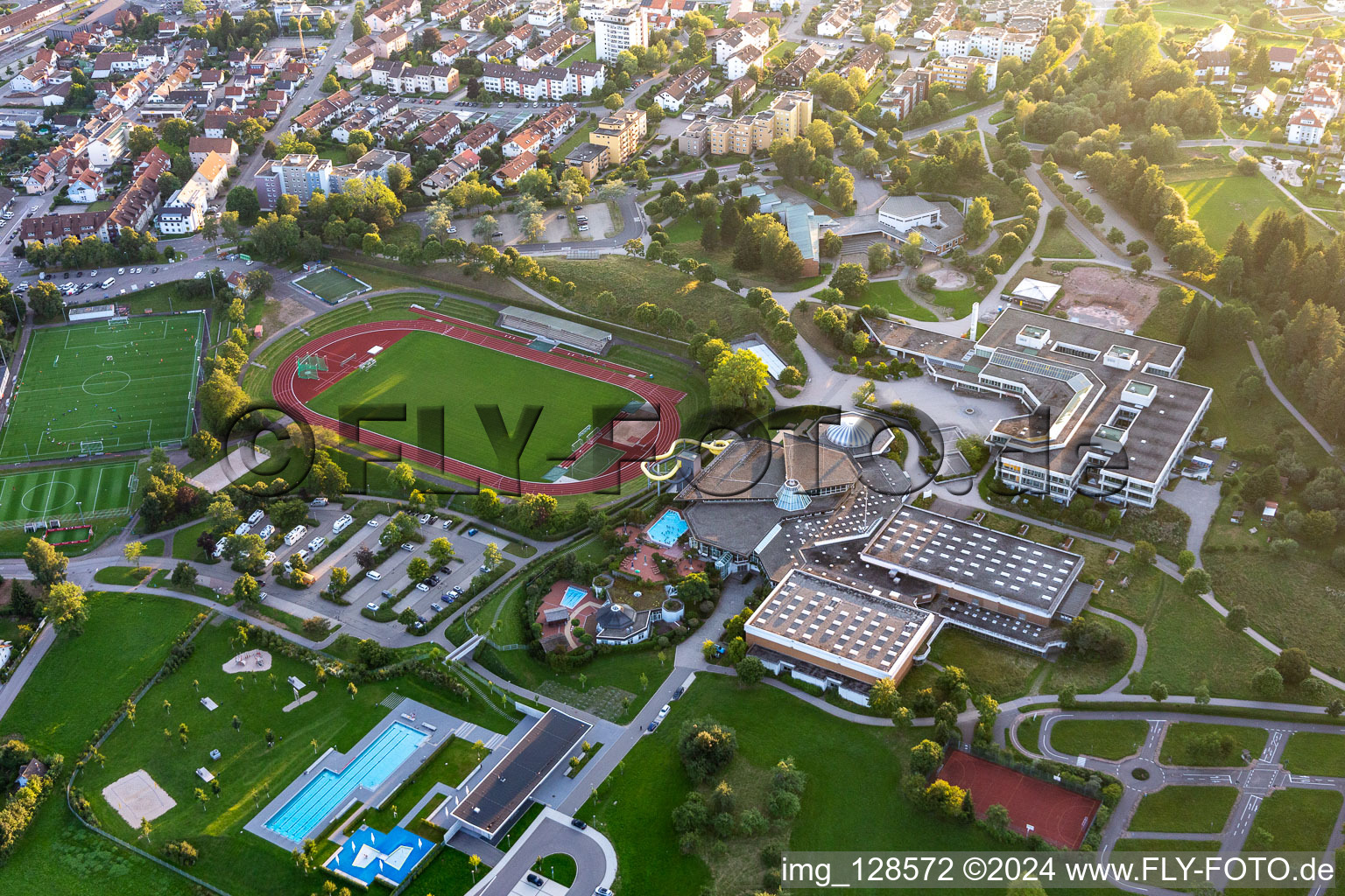 Vue aérienne de Piscine ouverte de la piscine extérieure Panorama-Bad à Freudenstadt dans le département Bade-Wurtemberg, Allemagne