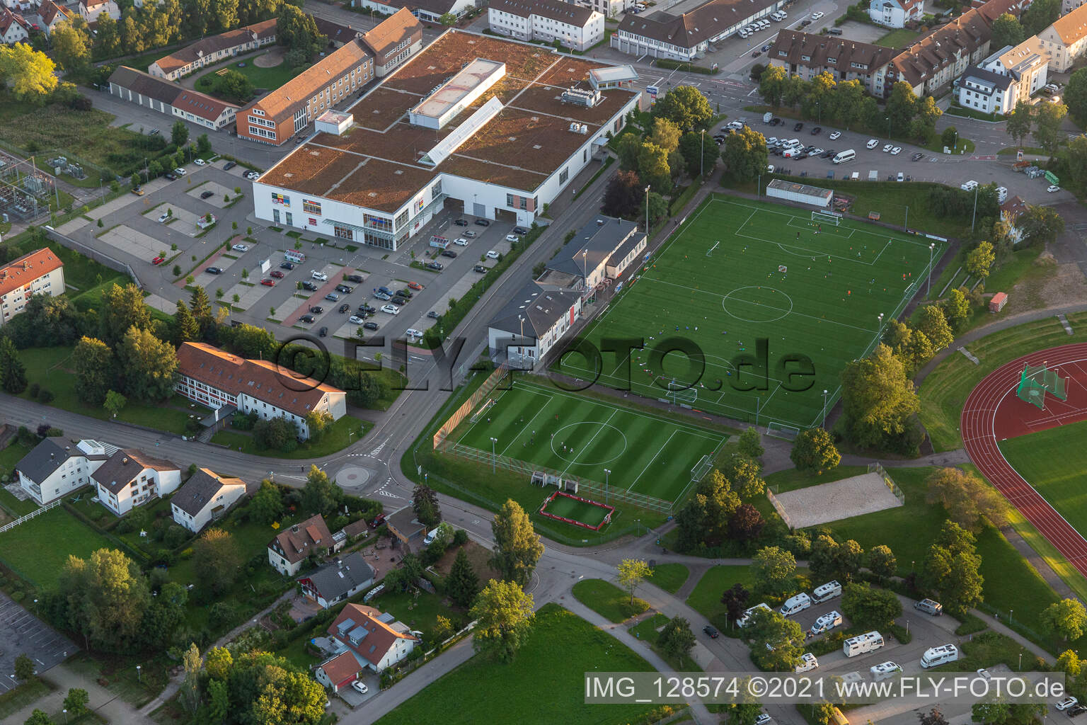 Vue aérienne de Ensemble des installations du terrain de sport du stade Hermann Saam à Freudenstadt dans le département Bade-Wurtemberg, Allemagne