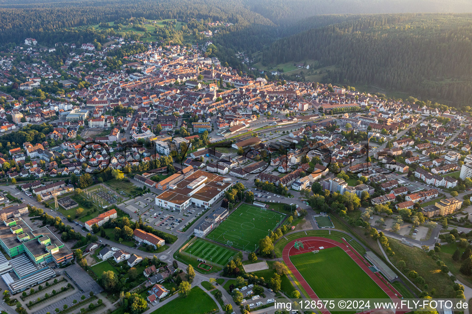 Vue aérienne de Zone urbaine avec périphérie et centre-ville à Freudenstadt dans le département Bade-Wurtemberg, Allemagne