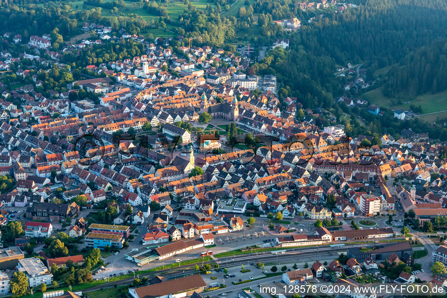 Vue aérienne de Le plus grand marché d'Allemagne à Freudenstadt dans le département Bade-Wurtemberg, Allemagne