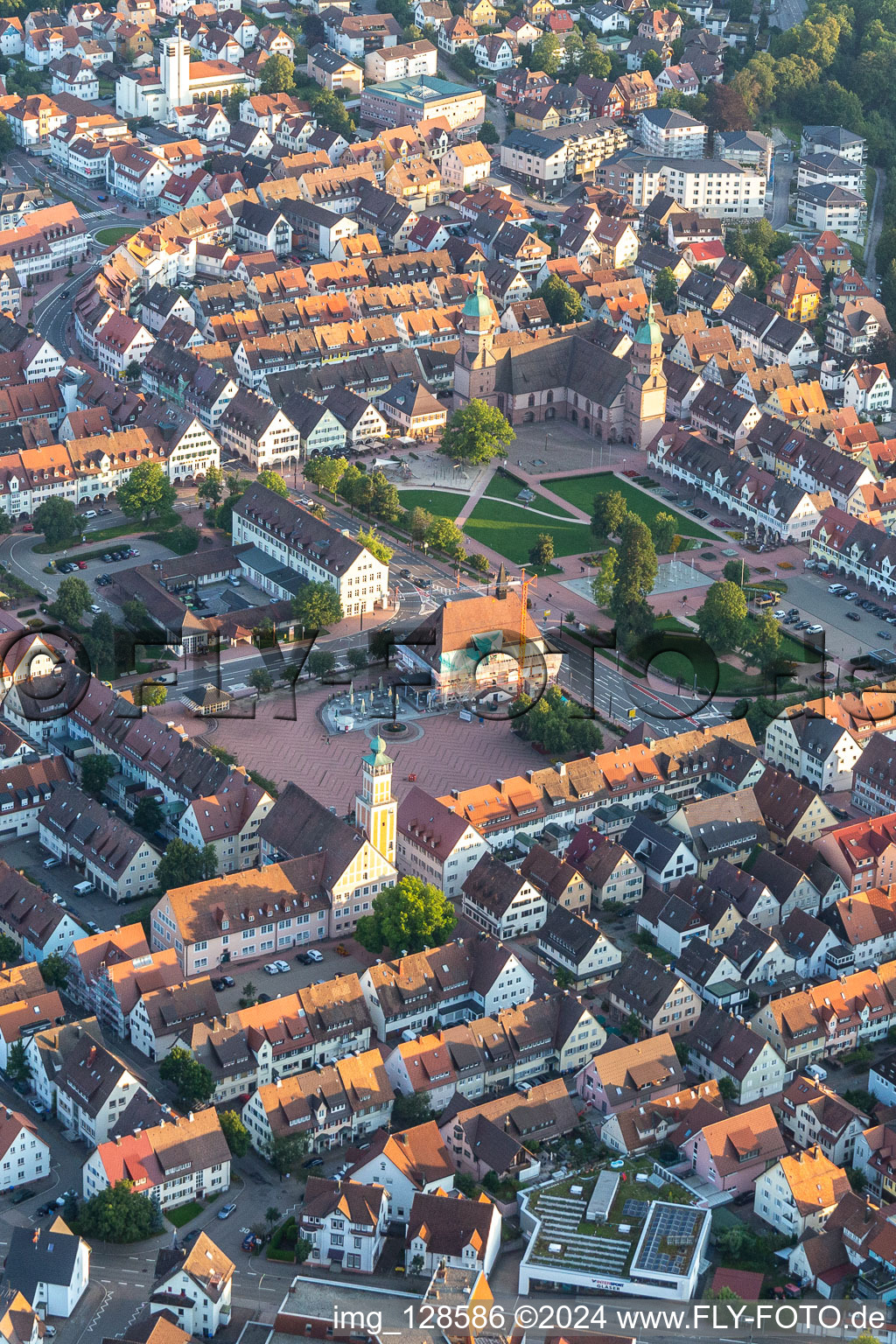 Vue aérienne de Hôtel de ville de l'administration municipale sur la place du marché au centre-ville à Freudenstadt dans le département Bade-Wurtemberg, Allemagne