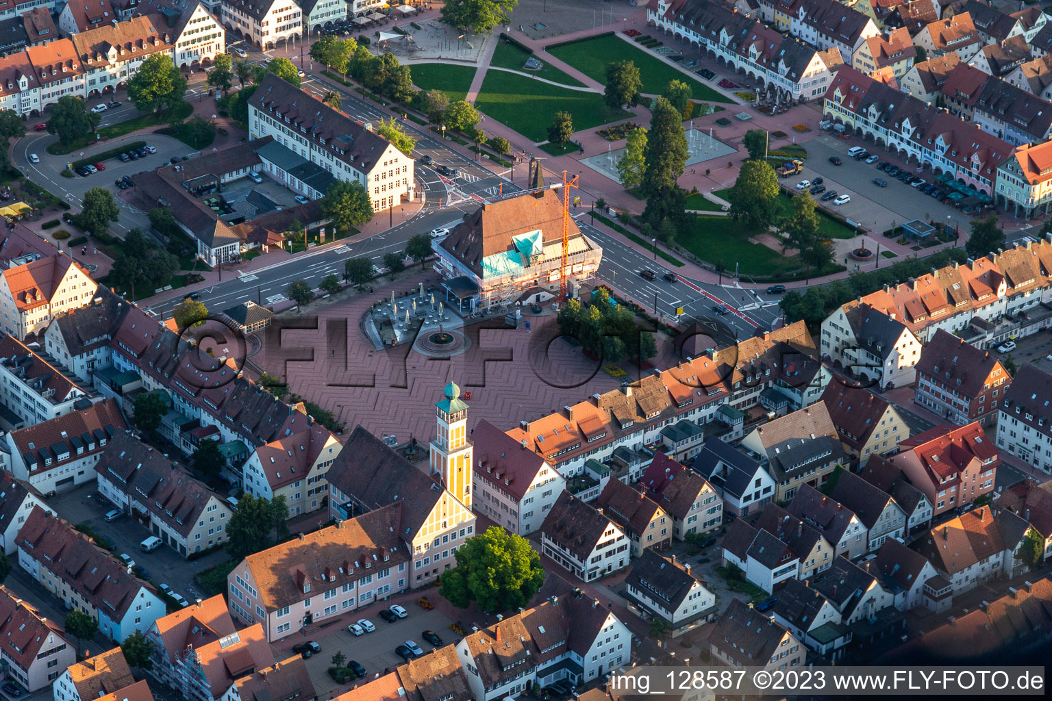 Vue aérienne de Hôtel de ville de l'administration municipale sur la place du marché au centre-ville à Freudenstadt dans le département Bade-Wurtemberg, Allemagne