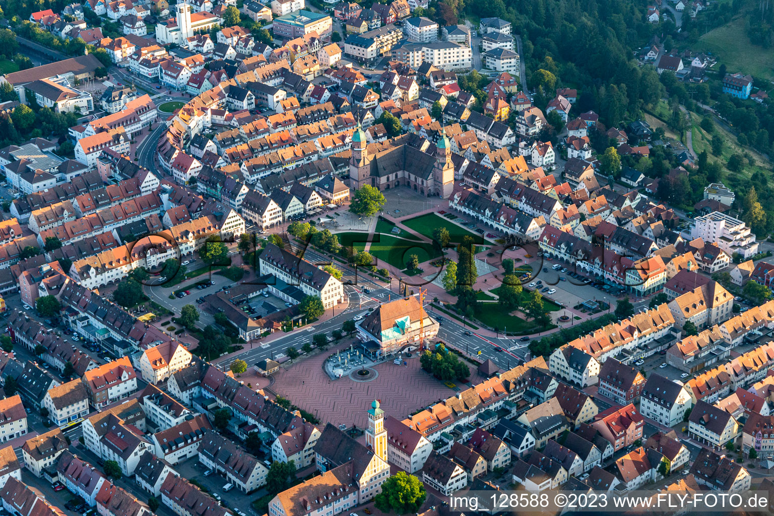 Photographie aérienne de Hôtel de ville de l'administration municipale sur la place du marché au centre-ville à Freudenstadt dans le département Bade-Wurtemberg, Allemagne