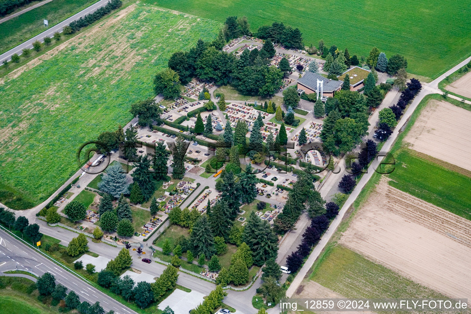 Vue aérienne de Cimetière à Neulußheim dans le département Bade-Wurtemberg, Allemagne