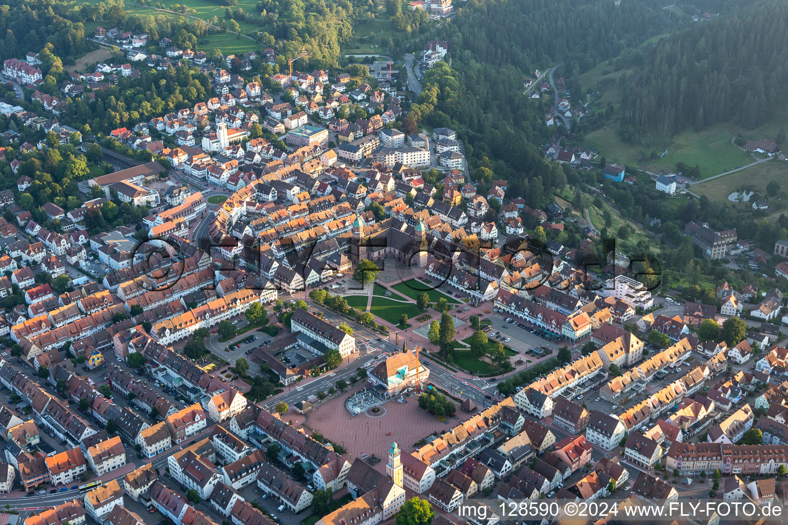 Vue oblique de Hôtel de ville de l'administration municipale sur la place du marché au centre-ville à Freudenstadt dans le département Bade-Wurtemberg, Allemagne