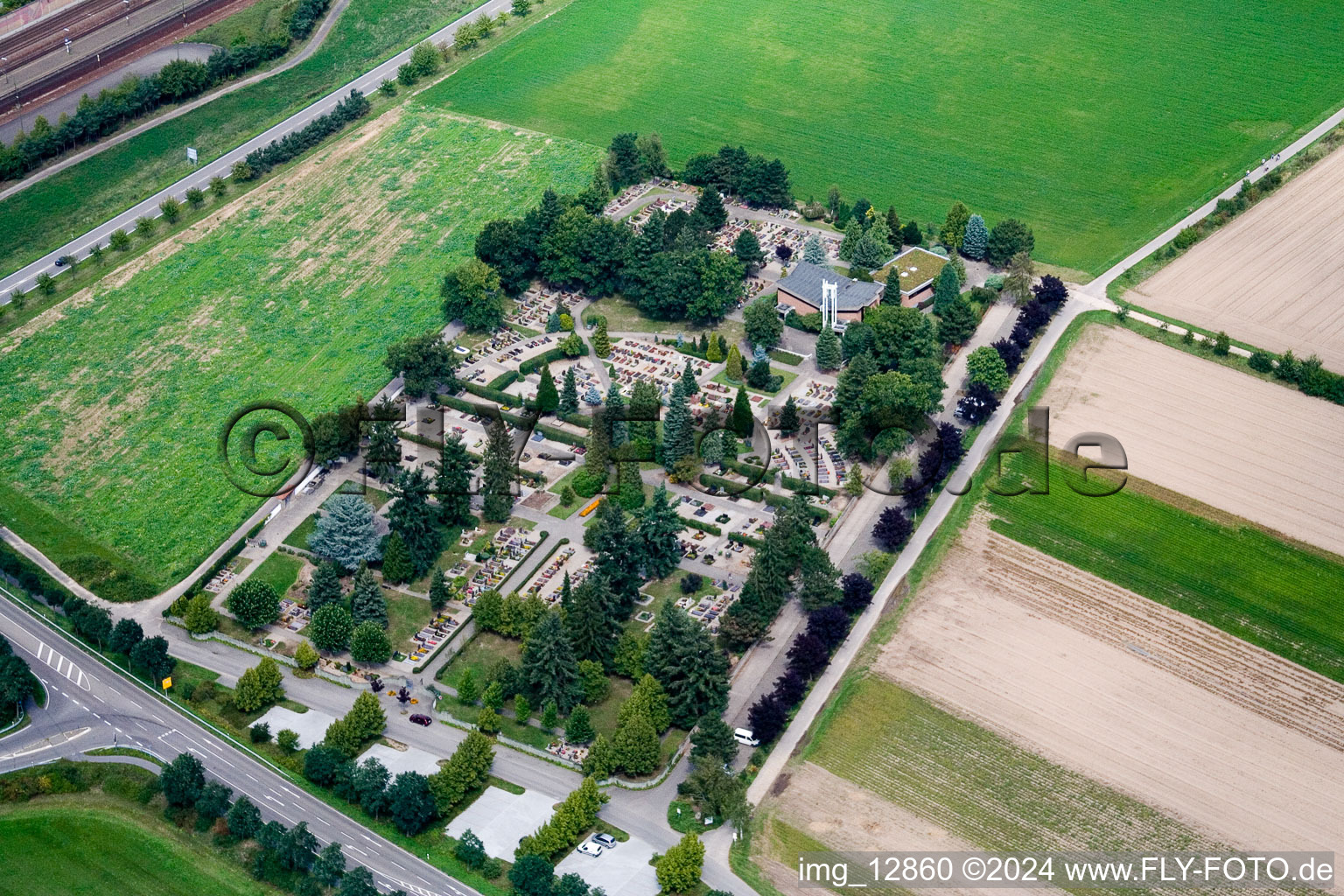 Vue aérienne de Cimetière à Neulußheim dans le département Bade-Wurtemberg, Allemagne