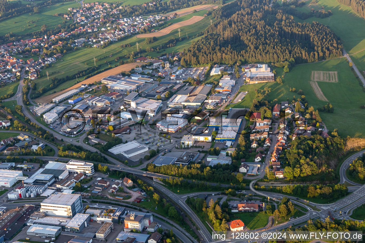 Vue aérienne de Zone industrielle et commerciale Alte-Post-Straße à le quartier Wittlensweiler in Freudenstadt dans le département Bade-Wurtemberg, Allemagne