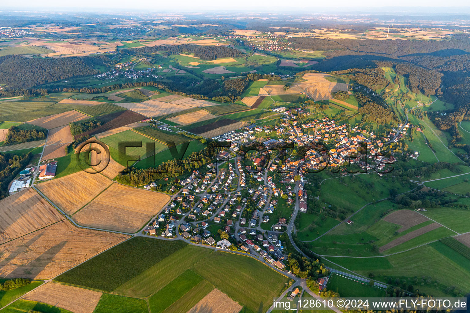 Vue aérienne de Vue de la commune en bordure des champs agricoles et des zones agricoles en Wittendorf en Forêt Noire à le quartier Wittendorf in Loßburg dans le département Bade-Wurtemberg, Allemagne