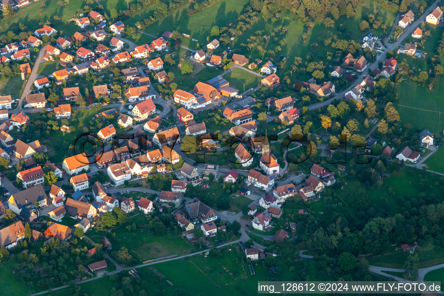 Vue aérienne de Vue de la commune en bordure des champs agricoles et des zones agricoles en Wittendorf en Forêt Noire à le quartier Wittendorf in Loßburg dans le département Bade-Wurtemberg, Allemagne