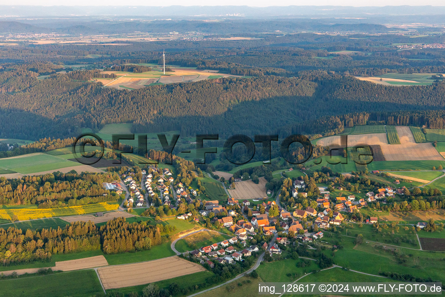 Vue aérienne de Les zones forestières et les zones forestières entourent la zone d'habitation du village en Fürnsal à le quartier Fürnsal in Dornhan dans le département Bade-Wurtemberg, Allemagne