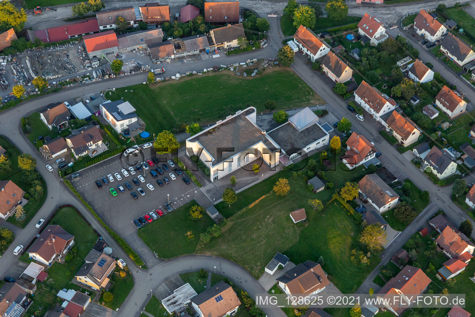 Vue aérienne de Église néo-apostolique à Dornhan dans le département Bade-Wurtemberg, Allemagne
