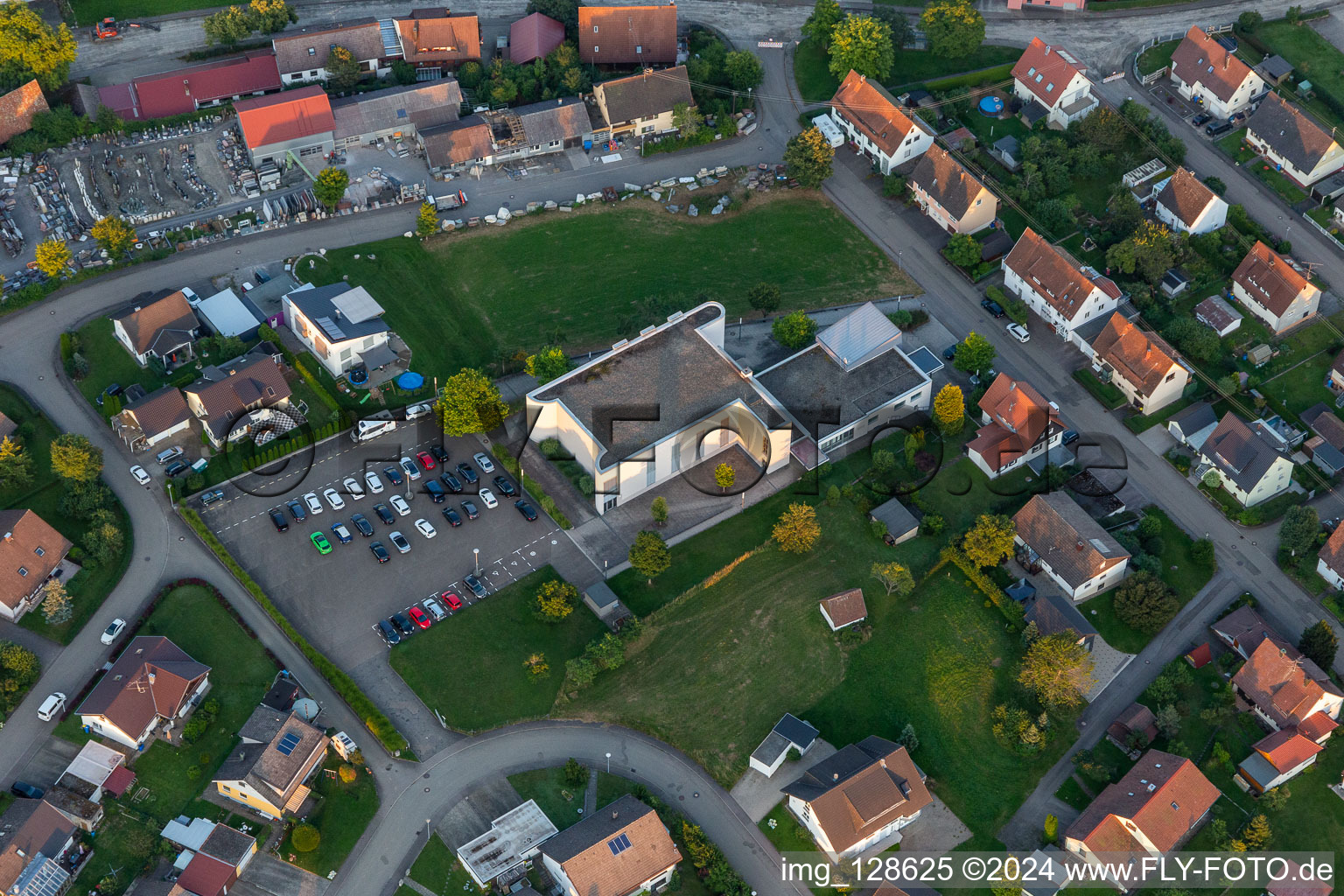 Vue aérienne de Église néo-apostolique à Dornhan dans le département Bade-Wurtemberg, Allemagne