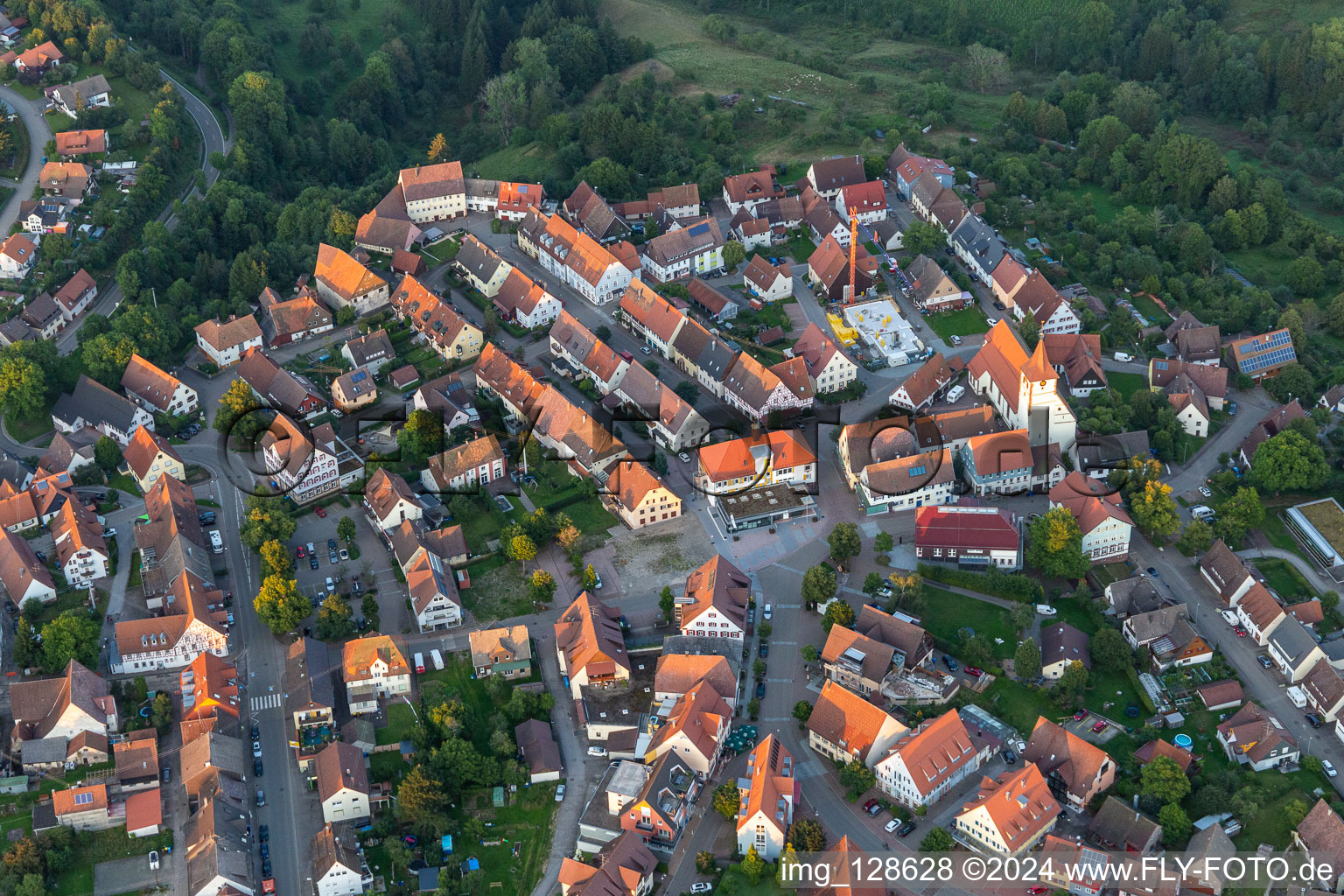 Vue aérienne de Vue des rues et des maisons des quartiers résidentiels à Dornhan dans le département Bade-Wurtemberg, Allemagne