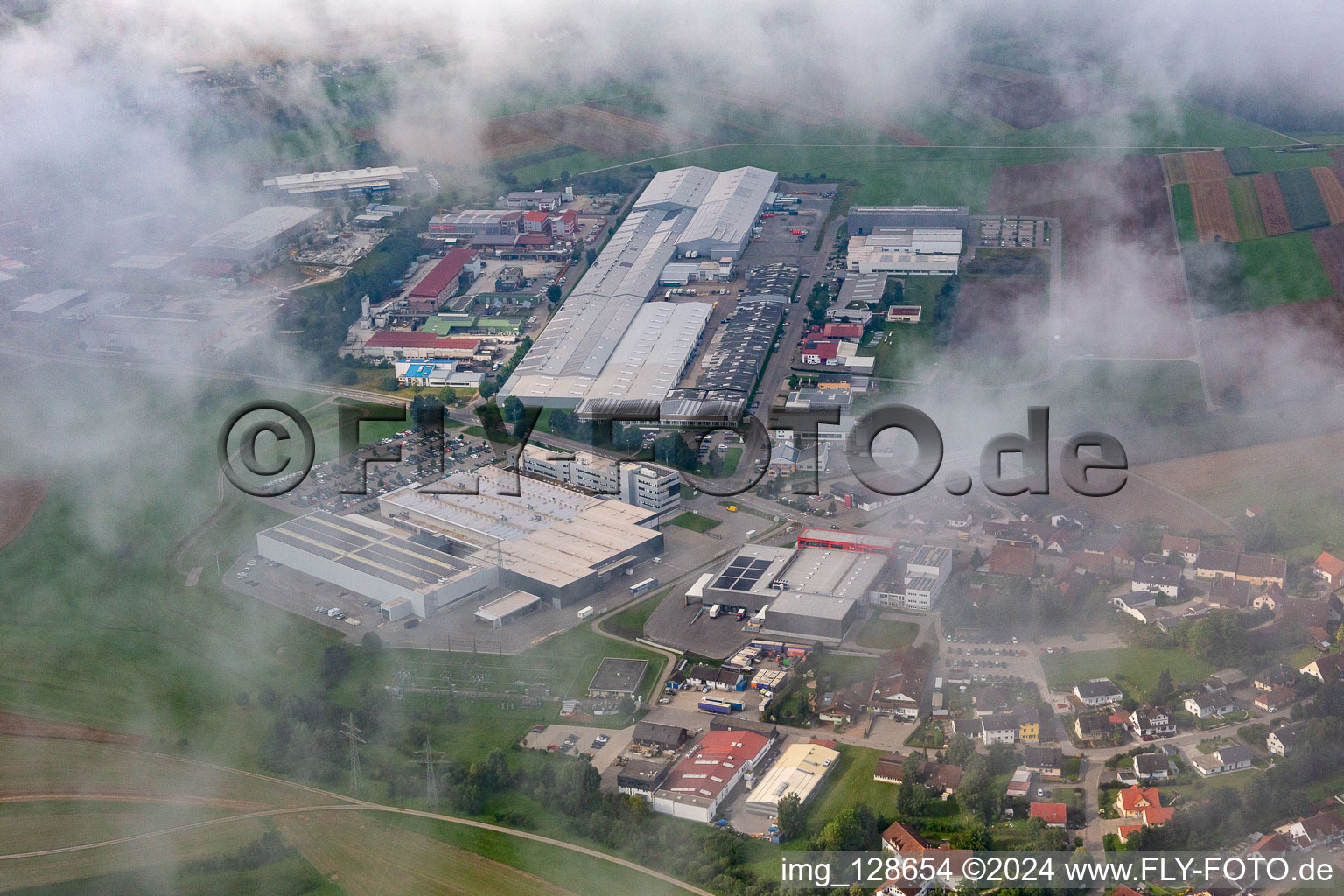 Vue aérienne de Usine sous les nuages : béton - pièce préfabriquée - Union GmbH & Co. KG ; Schwäbische Werkzeugmaschinen GmbH, KMS Automation GmbH à le quartier Waldmössingen in Schramberg dans le département Bade-Wurtemberg, Allemagne