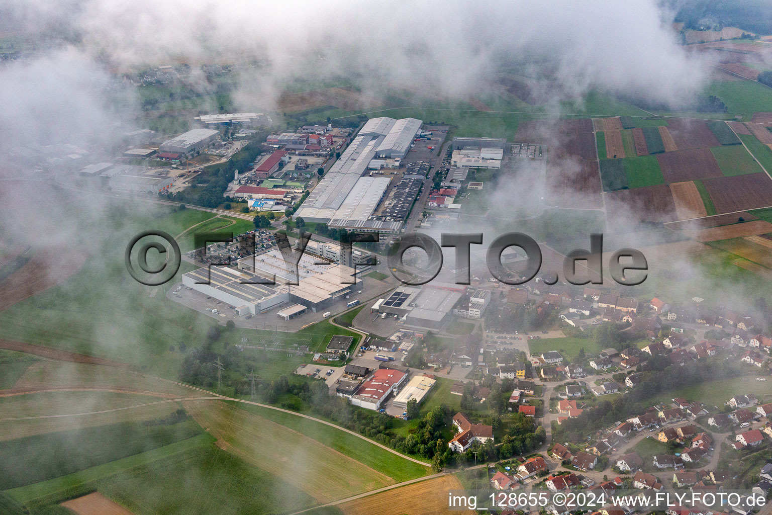 Vue aérienne de Usine sous les nuages : béton - pièce préfabriquée - Union GmbH & Co. KG ; Schwäbische Werkzeugmaschinen GmbH, KMS Automation GmbH à le quartier Waldmössingen in Schramberg dans le département Bade-Wurtemberg, Allemagne