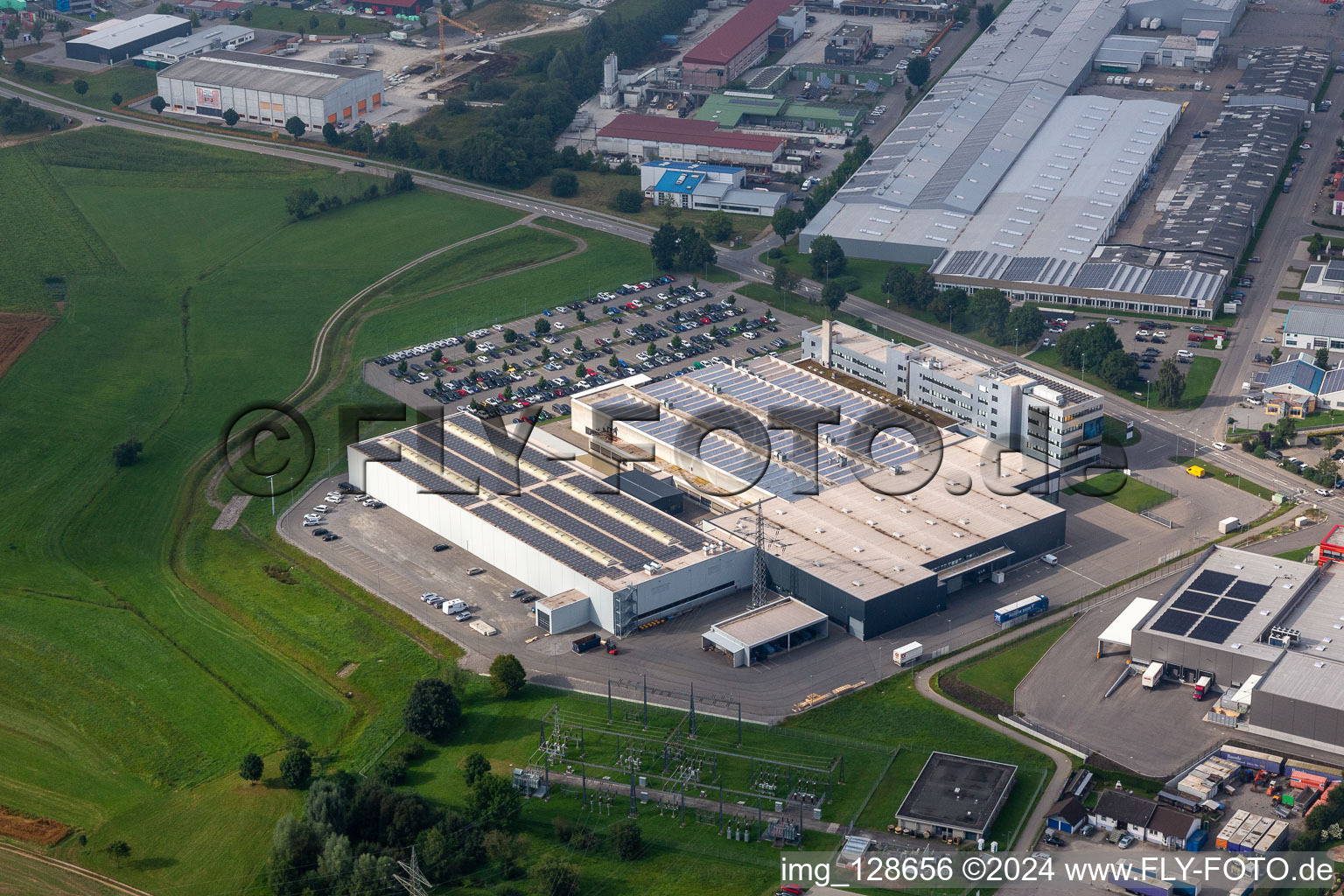 Vue aérienne de Zone industrielle et commerciale en béton - partie préfabriquée - Union GmbH & Co. KG ; Schwäbische Werkzeugmaschinen GmbH, KMS Automation GmbH à le quartier Waldmössingen in Schramberg dans le département Bade-Wurtemberg, Allemagne