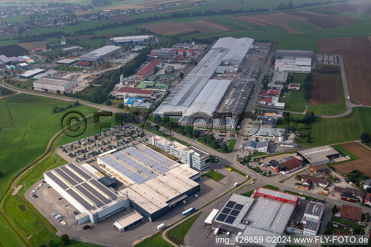 Vue aérienne de Zone industrielle et commerciale en béton - partie préfabriquée - Union GmbH & Co. KG ; Schwäbische Werkzeugmaschinen GmbH, KMS Automation GmbH à le quartier Waldmössingen in Schramberg dans le département Bade-Wurtemberg, Allemagne