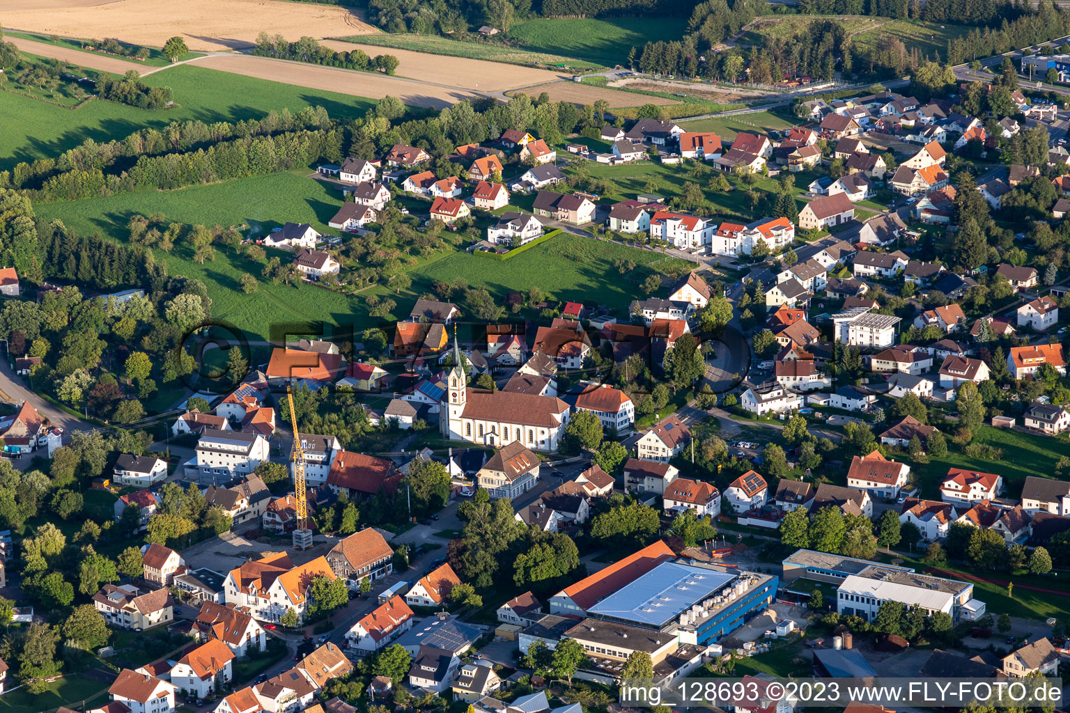 Vue aérienne de Bâtiment d'église au centre du village à Villingendorf dans le département Bade-Wurtemberg, Allemagne