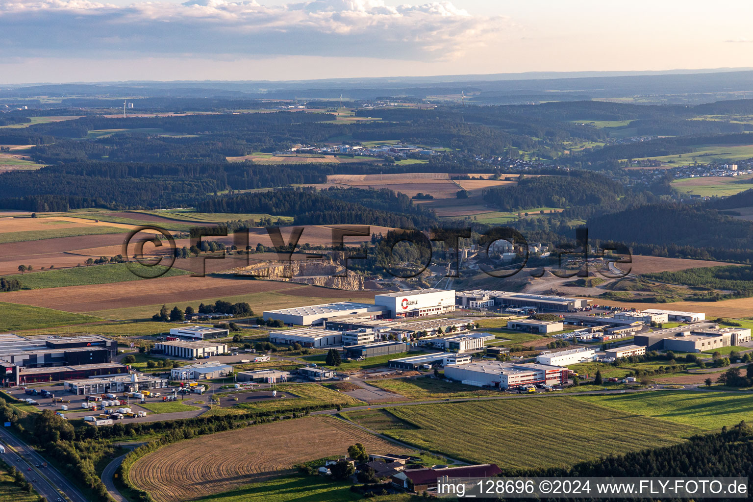 Vue aérienne de Zone industrielle d'Albring/Schwarzwaldring : Maschinenfabrik Berthold Hermle AG, RAMPF Production Systems GmbH & Co.KG à le quartier Zimmern Oberbayern Rottweil in Zimmern ob Rottweil dans le département Bade-Wurtemberg, Allemagne