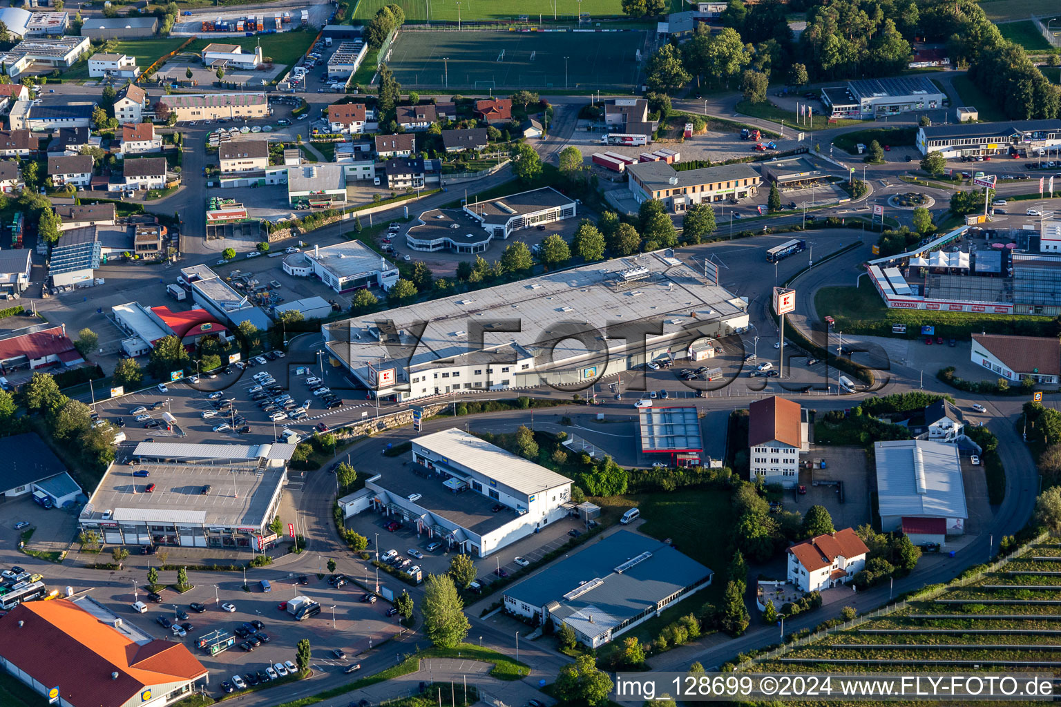 Vue aérienne de Succursale du supermarché Kaufland à Zimmern ob Rottweil dans le département Bade-Wurtemberg, Allemagne