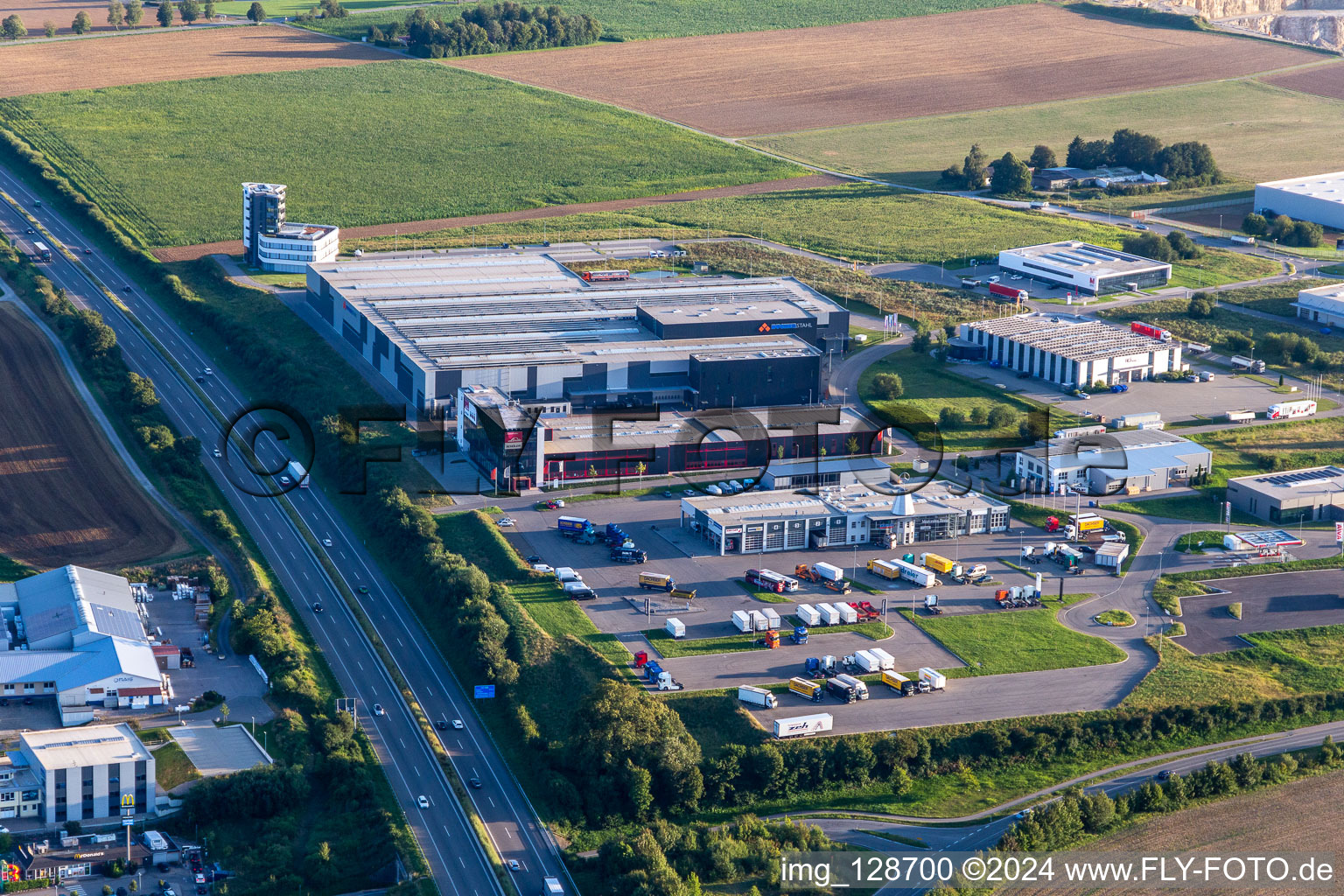 Vue aérienne de Sites de l'entreprise dans la zone industrielle d'Albring : BAH Personaldienste GmbH, Bucher Stahlhandel GmbH, Schöler Fördertechnik AG avec halls, bâtiments d'entreprise et installations de production à Zimmern ob Rottweil dans le département Bade-Wurtemberg, Allemagne