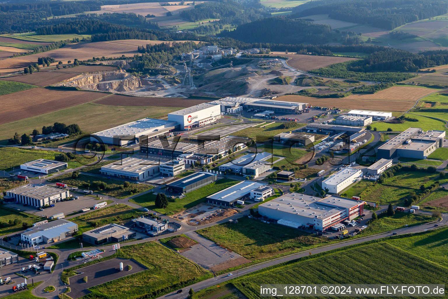 Vue aérienne de Zone industrielle de Schwarzwaldring : FRISTO GETRÄNKEMARKT GmbH, Maschinenfabrik Berthold Hermle AG, RAMPF Production Systems GmbH & Co.KG, Bucher KG, société de transport TEMA Transport & Logistik GmbH, VTS GmbH Kunststoffe, service commercial et technologique à le quartier Zimmern Oberbayern Rottweil in Zimmern ob Rottweil dans le département Bade-Wurtemberg, Allemagne