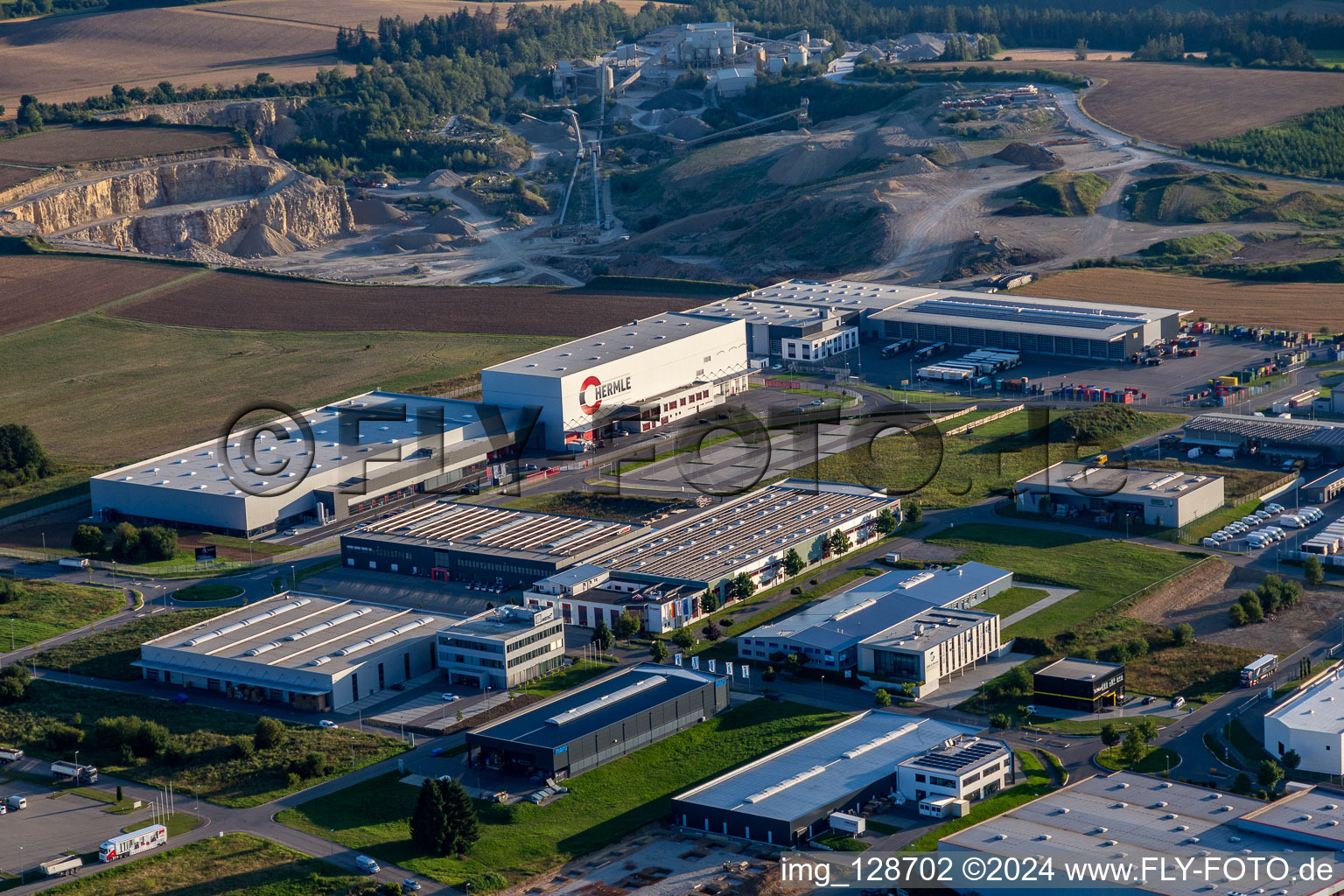 Vue aérienne de Zone industrielle et commerciale avec Maschinenfabrik Berthold Hermle AG, RAMPF Production Systems GmbH & Co.KG, FRISTO GETRÄNKEMARKT GmbH et ASSTEC GmbH & Co. KG à le quartier Zimmern Oberbayern Rottweil in Zimmern ob Rottweil dans le département Bade-Wurtemberg, Allemagne