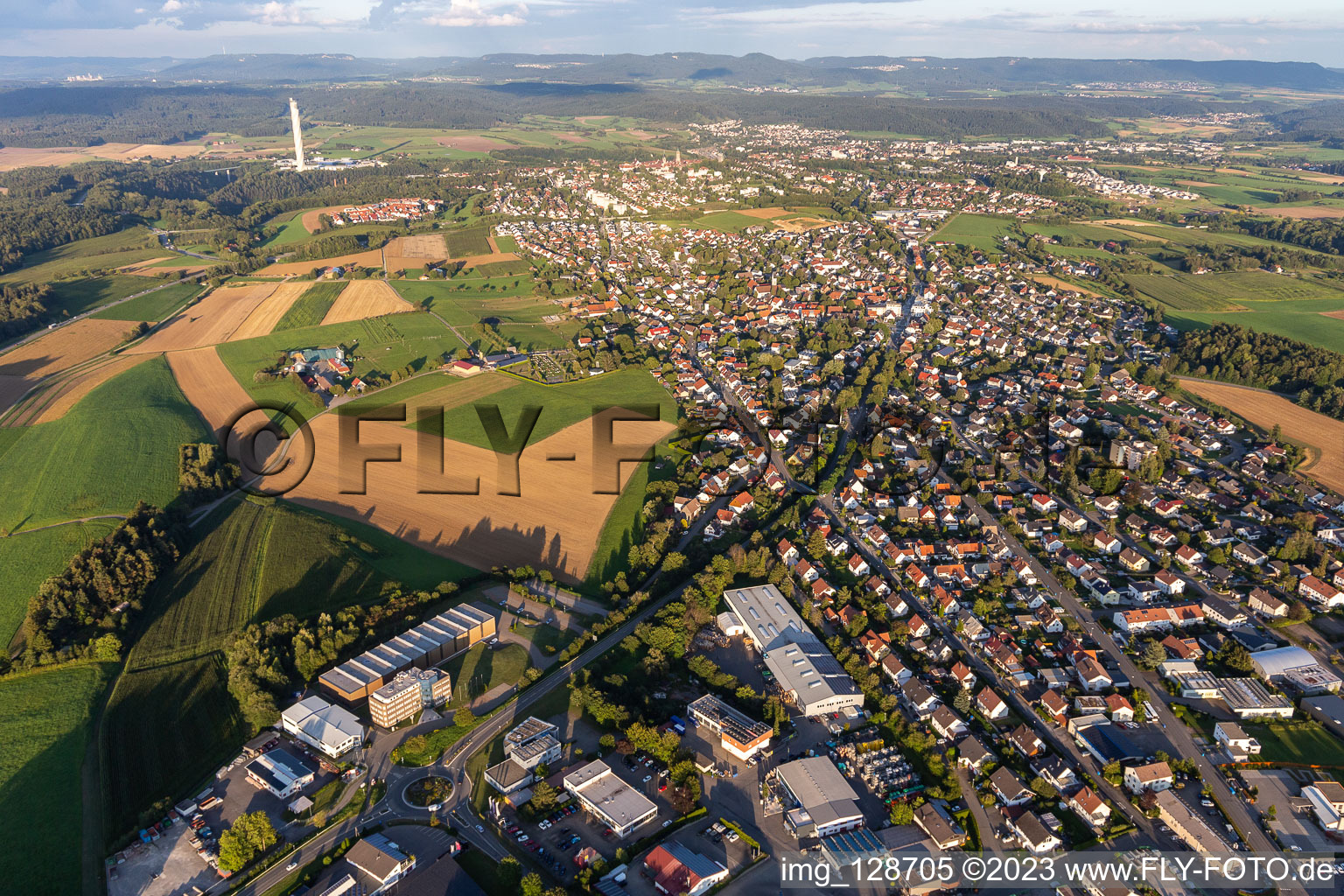 Vue aérienne de Vue des rues et des maisons des quartiers résidentiels à Zimmern ob Rottweil dans le département Bade-Wurtemberg, Allemagne